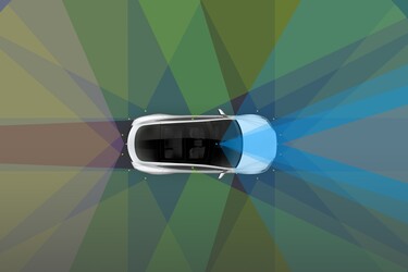 Ensimmäinen Euroopan maa antoi luvan Teslan itsestään ajamisen tilalle