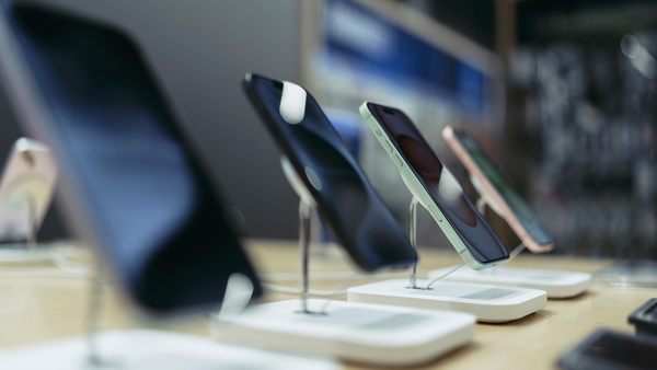 Toukokuussa myytiin laajasti erilaisia puhelimia - krjess Applea, Samsungia, OnePlussaa ja Motorolaa
