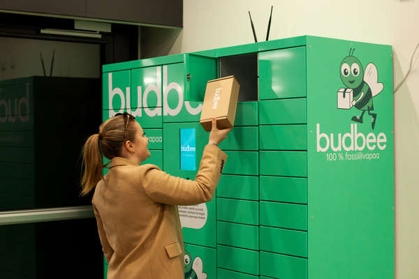 Budbee laajentaa toimintaansa Suomessa pakettiautomaatteihin - Tilaaja voi vuorokautta aiemmin vaihtaa toimitustavan automaatista kotiovelle ja päinvastoin