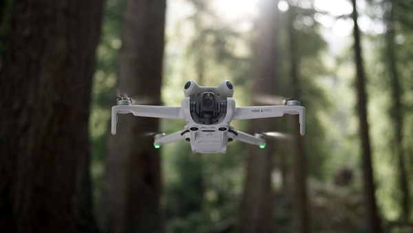DJI Mini 4 Pro -kuvauskopterissa on nelisuuntainen törmäyksenestojärjestelmä ja se kykenee ottamaan 4K 100 fps -videota