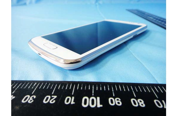 Lis kuvia Samsungin uudesta Galaxy-puhelimesta 