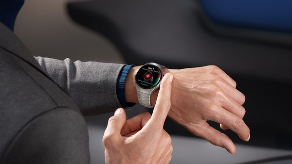 Huawein Watch 5 -lykellossa on kosketusanturi, jolla mitataan sormenpst terveysdataa