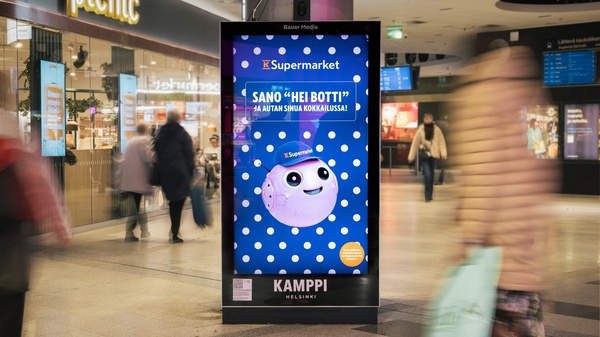 Suomessa kokeillaan maailmanlaajuisesti harvinaista virittelyä: Kauppakeskuksen mainosnäyttö muuttui puhuvaksi apulaiseksi