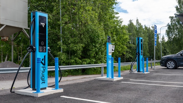 Sähköautoilijoille muutos pääkaupunkiseudulla – Helen myy latausverkostonsa Plugitille