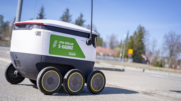 S-ryhmän kuljetusrobotit toimittavat nyt ruokaostoksia Turun keskustassa