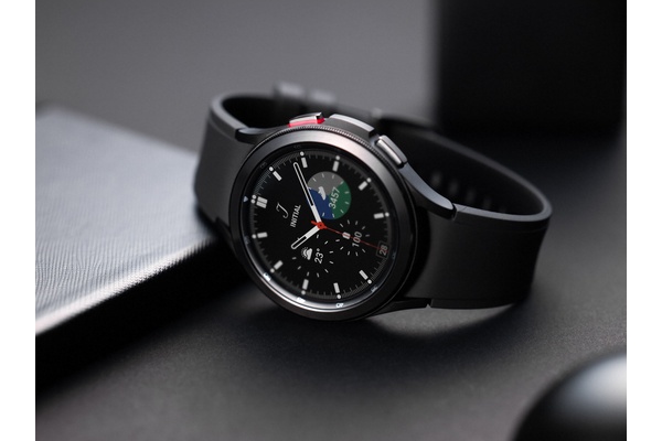 Galaxy Watch4 -älykellon ennakkoon tilaavat saavat kaupan päälle Wireless Charger Duo -laturin