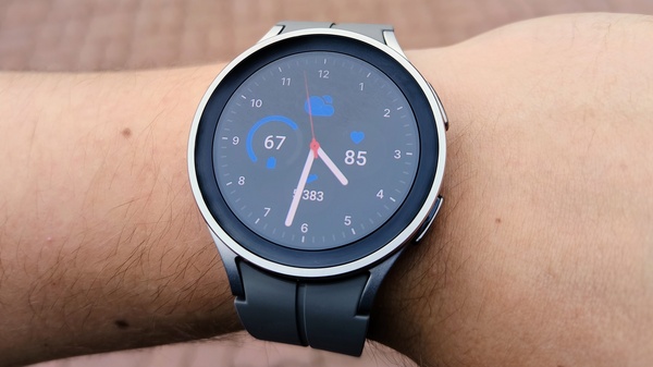 Galaxy Watch5 Pro -kellossa on langaton lataus, mutta sitä ei oikeastaan voi käyttää