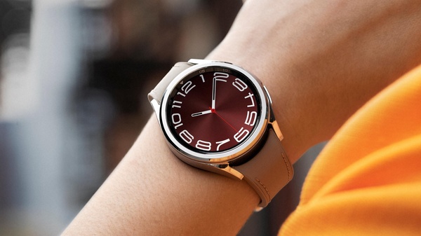 Galaxy Watch6 Classic -kellossa on kiertyvä kehä, helppo rannekkeen kiinnitys ja aiempaa parempi suorituskyky