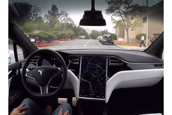 Musk lupasi liikoja? Tesla kehittää parannettua rautaa itsestään ajaviin autoihin
