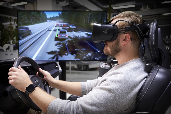Volvo Carsin uudessa ajosimulaattorissa hyödynnetään Varjon virtuaalitodellisuuslaitteistoa turvallisempien autojen kehitystyössä