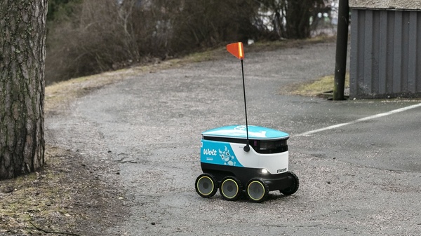 Starshipin ja Woltin autonomiset kuljetusrobotit Jyväskylään – robotit kuljettavat ravintola-annoksia