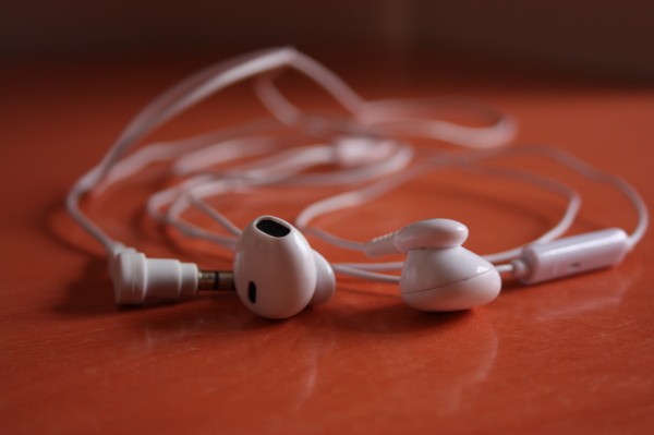 Kuuma teknologiatrendi: Vanhat kunnon langalliset nappikuulokkeet ovat nyt erittäin suosittuja