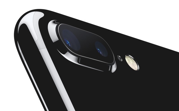 Video: iPhone 7 Plus alkoi ylltten savuta ja sulaa