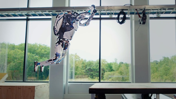 Video: Robotti osaa jo parkour-temput, Boston Dynamicsin Atlas-robotin kehitys on huikeaa