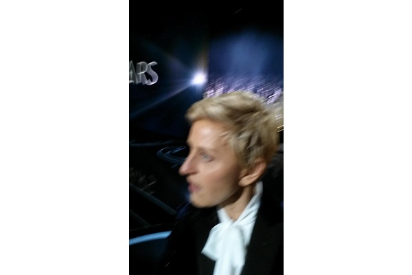 Nokia mocks Ellen's blurry Oscars selfies taken with Galaxy Note 3