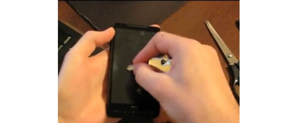 Videolla: HTC HD2:n nytt kohtaa avaimen, saksien ja veitsen kosketuksen