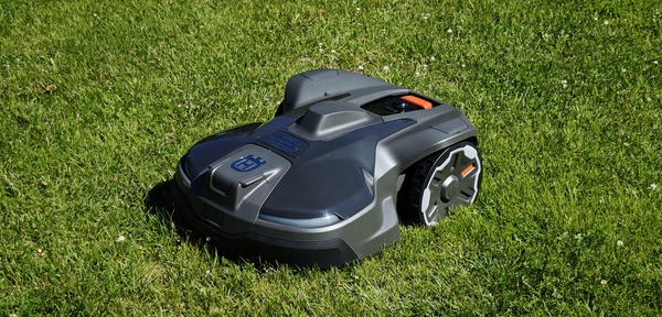Arvostelussa rajalangaton Husqvarnan huipputason robottiruohonleikkuri - joko langaton ruohonleikkuri toimii tarpeeksi hyvin?