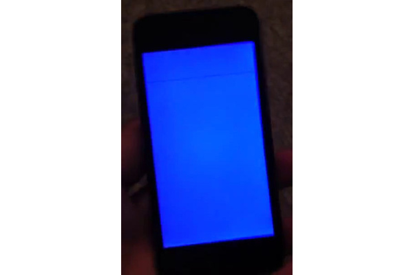 VIDEO: iPhone 5S has 'blue screen of death' bug