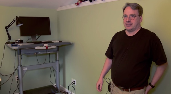 Linus Torvalds esittelee videolla kotitoimistonsa saloja