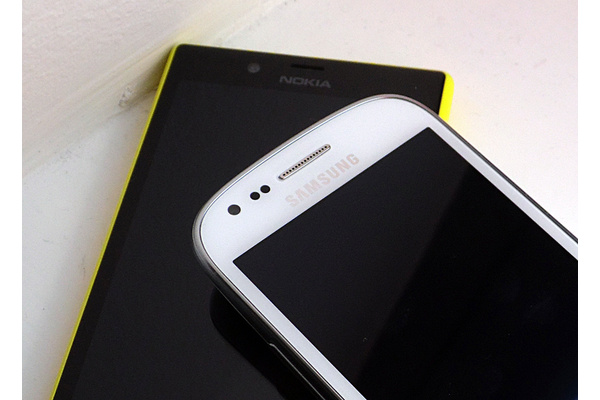 lypuhelinbattle: Nokia Lumia 720 vs. Samsung Galaxy S III mini
