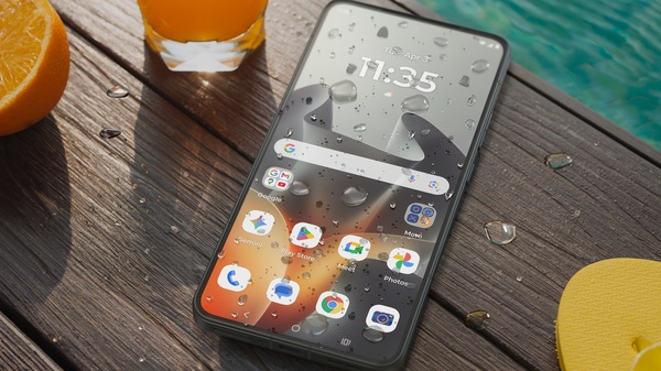 Motorolalta virtaan panostava Edge 70 Max: 7100 mAh:n akku, 90 watin langallinen lataus ja 25 watin langaton lataus