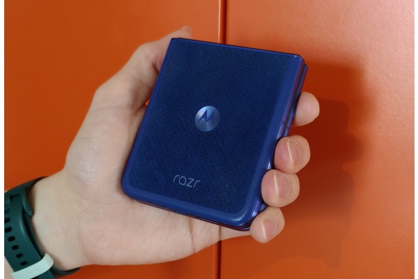 Motorola Razr 70 Ultra arvostelu - moderni simpukkapuhelin on iloinen yllätys