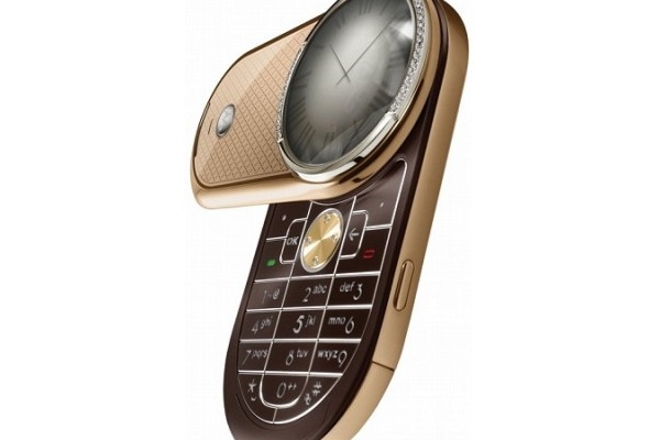 Motorolalta timanteilla hystetty AURA-luksuspuhelin