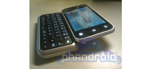 Motorolan Backflip-Android-puhelimen erikoinen rakenne kuvissa