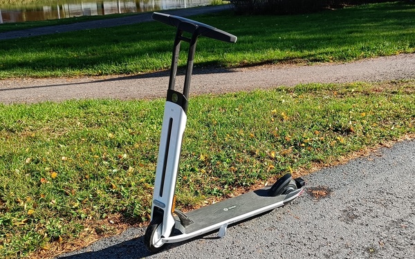 Arvostelussa Ninebot by Segway Air T15e - sähköpotkulauta, joka ratkaisee yhden, varsin rajatun työmatkojen ongelman