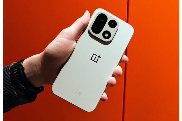 Arvostelussa OnePlus 15 - hurja akkukesto yhdistyy todella kovaan suorituskykyyn, mutta ne kamerat..