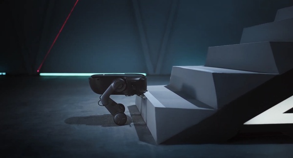 Roborock julkaisi robotti-imurin, joka kiipeää portaita pitkin - ja samalla siivoaa portaat