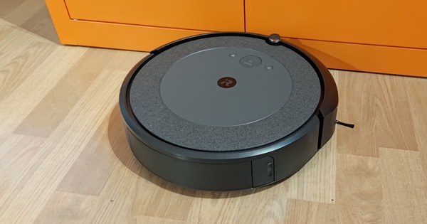 Arvostelussa Roomba i5+ robotti-imuri - Keskinkertainen itsestääntyhjentävä roboimuri, täysin turha lisä Roomban mallistoon