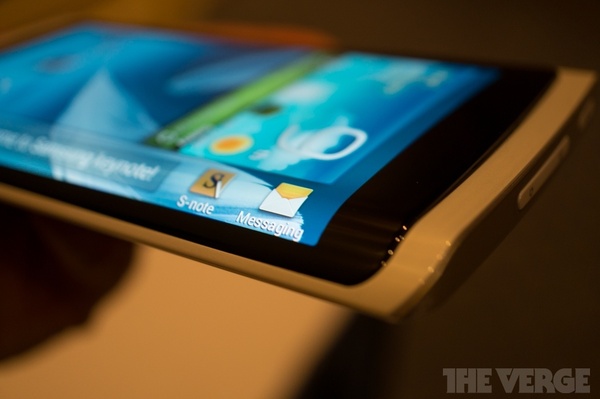 Samsung esitteli protopuhelinta taipuisalla OLED-nytll