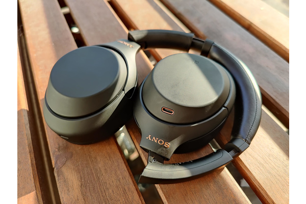 Arvostelussa Sony WH-1000XM4 -vastamelukuulokkeet