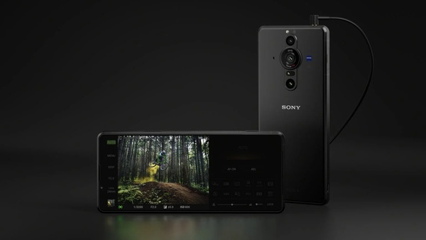 Sonylta hurja lähes kahden tuhannen euron kamerakännykkä - tai kamera kännykän kuorissa