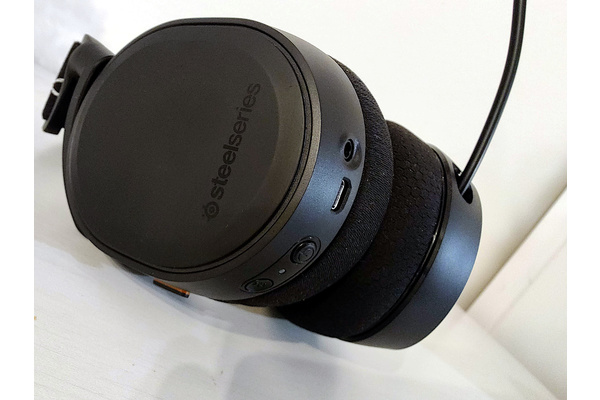 Arvostelussa langattomat Steelseries Arctis 9 -pelikuulokkeet