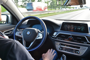BMW haastaa Teslaa: Panostaa itseajaviin autoihin uudella laitoksella