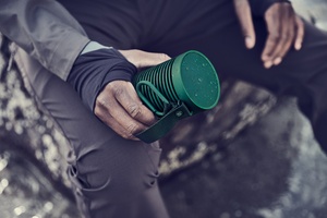 Bang & Olufsen julkaisi ulkokäyttöön sopivan Beosound Explore Bluetooth-kaiuttimen 27 tunnin akunkestolla