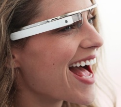 Googlen näyttölasit nähtiin livenä -- perustaja tuli juhliin lasit päässä