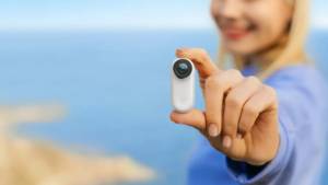 Erittäin pienikokoinen Insta360 GO 2 -actionkamera kuvaa monipuolista videota erilaisilla kiinnitysvaihtoehdoilla