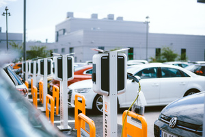 K-Lataus-asemilla sähköautojen latausmäärät heinäkuussa yli kaksinkertaiset viime vuoteen verrattuna