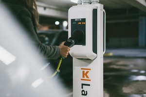 K-Latauksen perus- ja suurteholatauspisteiden hinnoittelu muuttuu minuuttiperusteisesta kWh-perusteiseen kesän aikana