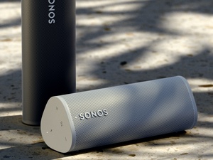 Sonosin kevyt ja pienikokoinen Roam-kaiutin tarjoaa laadukkaan äänentoiston 10 tunnin akunkestolla