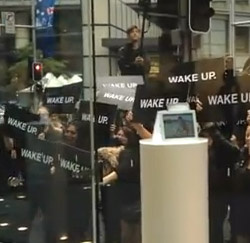 Demonstration i Australien opfordrer Apple til at vågne op