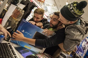PlayStation 4 er kommet til Danmark - flere stod i kø til midnatsevents