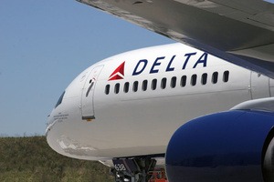 Delta to distribute Surface 2, Lumia 820 to pilots, flight attendants