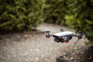 DJI ja kopterilennättäjät riidassa – Onko valmistajalla oikeus rajoittaa lentoalueita?