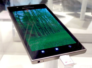 Lenovo lancerer første Smartphone med Intels Clover Trail+