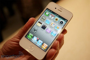 Apple delays white iPhone 4 for second time