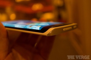 A look at Samsung's new flexible OLED phone prototype